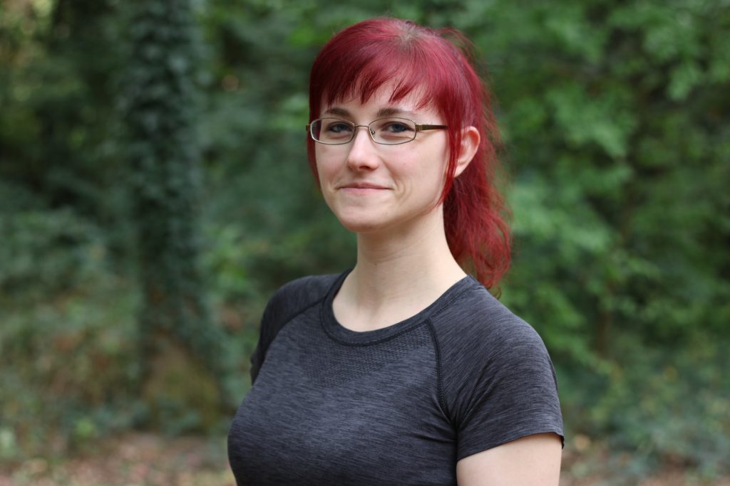 Constanze Schwichtenberg Mentorin für unerfüllten Kinderwunsch und Zyklusyoga, lächelt in die Kamera
